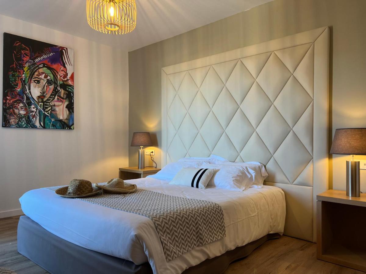 M (Medium Sea view) - Double or Twin Room - Balcony with Sea and Swimming Pool View